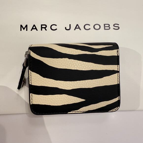Best Price‼️Marc Jacobs 4F5SMP025S01 Mini Compact Wallet BLACK/WHITE - Picture 2 of 6